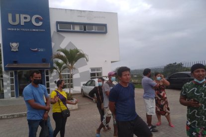 Familiares buscan respuestas en las afueras de la UPC, donde el anciano murió de un ataque cardíaco.