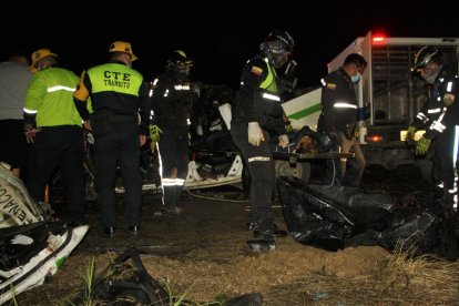 Alrededor de una hora con 30 minutos les tomó sacar el cadáver del carro destruido.