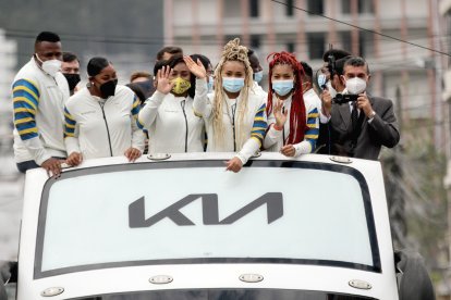 Neisi Dajomes (c) sorprendió con su nuevo color de cabello, un tono amarillo, similar al de la presea de oro que ganó en Tokio.