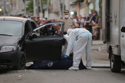 Marcos Eduardo Holguín Martillo fue acribillado cuando conducía su vehículo. Su esposa también recibió tres tiros. Se encuentra estable.
