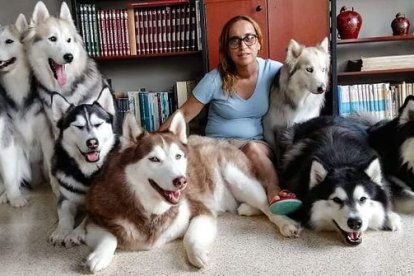 La vocera de Interagua con sus 8 hijos peludos.