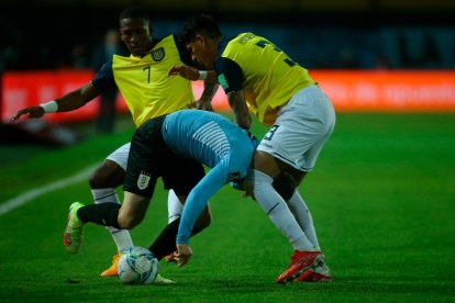 Ecuador saca un empate ante Uruguay en el primer tiempo.