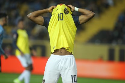Gonzalo Plata de Ecuador se lamenta en la perdida ante Uruguay.