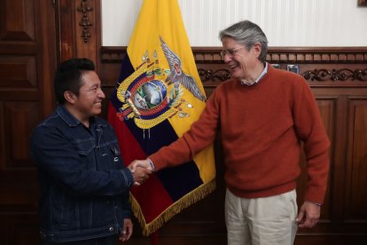 El presidente (d) y el alcalde saludan en la oficina del jefe de Estado en Carondelet.