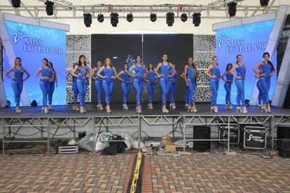Ensayos de las candidatas en el escenario del evento final.