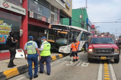 Una unidad móvil del Cuerpo de Bomberos acudió al sitio para dar asistencia a otra persona que resultó herida.