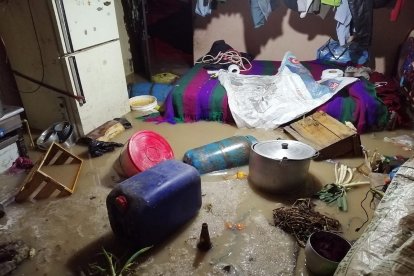 Dentro de unas casas, varios enseres quedaron inundados.