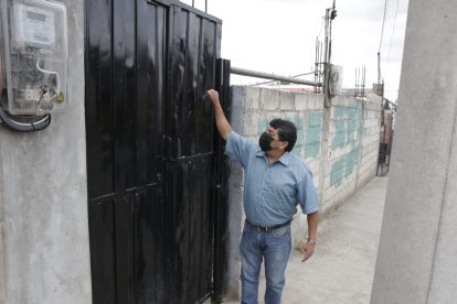 Alexander Novoa, en los exteriores de la vivienda donde ocurrió el hecho.