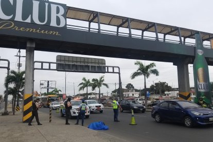 El hombre se habría tirado desde el puente.