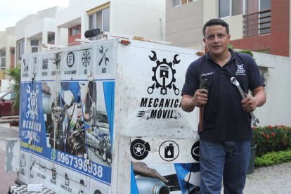 Franklin elaboró su propio remolque. Ahora lo aprovecha para llevar sus herramientas.