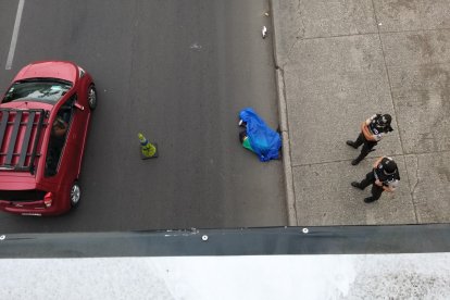 Esta huella quedó en la baranda en la que por varios minutos estuvo sentado Wilfrido Manuel Parrales, antes de arrojarse al pavimento.