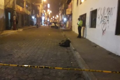 El crimen ocurrió a las 21:40 del viernes. Cuando los paramédicos llegaron al lugar corroboraron la muerte de la mujer.