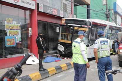 Los cuerpos de las dos mujeres quedaron debajo del bus. La chica falleció en el lugar.