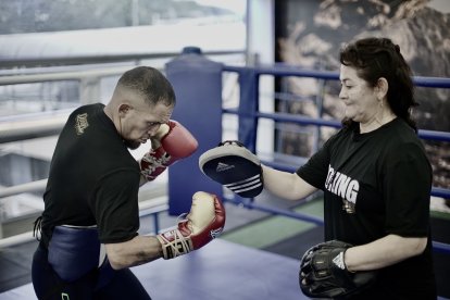 Andrés Muñoz tiene en su madre, Beatriz Morán, a su apoyo y mayor motivación en el cuadrilátero.