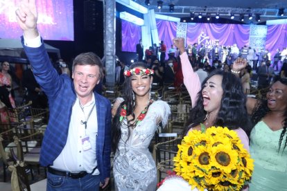 Victoria celebra su participación junto a sus familiares.