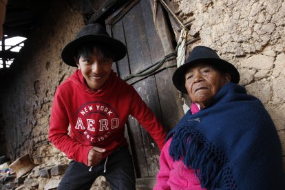 Juan Carlitos y su abuelita tienen millones de reproducciones.