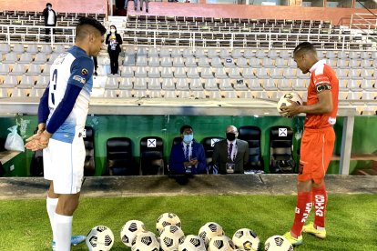 El juego entre Técnico Universitario y Manta tenía que abrir la fecha. Los capitanes firmaron el acta de presentación de los equipos.