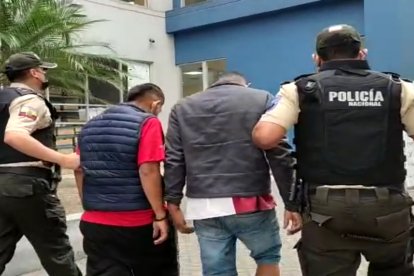 Uno de los sospechosos tenía un revólver en su poder.