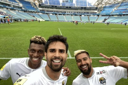 Christian Noboa (d) celebra junto a sus compañeros de equipo.
