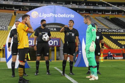 Los 75 árbitros nacionales de primera categoría mantienen su postura de no dirigir la LigaPro hasta que les paguen los sueldos pendientes.