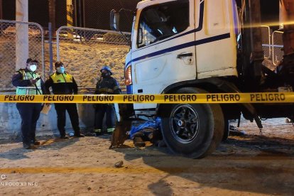 Una de las víctimas quedó debajo de un vehículo tipo grúa.