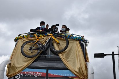 El ciclista Richard Carapaz saludó a las personas desde el bus que lo trasladó.