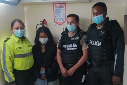 La joven llevaba la droga en una maleta negra.