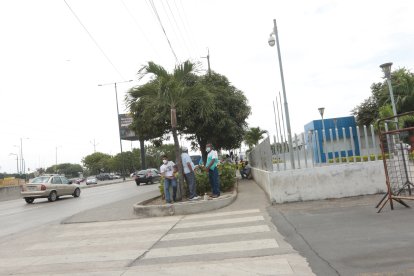 Familiares de Juan Carlos Preciado (arriba) y Carlos Luis Montalván estaban consternados.