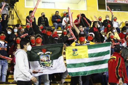 La barra 
del sector del Cheperio de San Juan de Los Ríos apoyando a Samantha Avilés, tricampeona como jugadora de la Superliga.