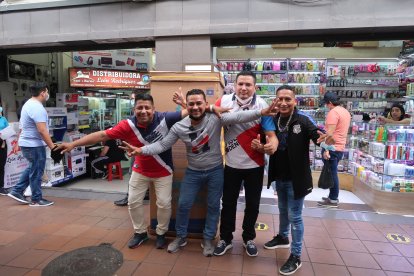 Héctor Pincay, Christian Cotapo y Javier Sánchez son bromistas, en la foto aparecen con Javier Mera, una víctima.