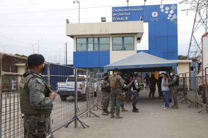 Quiénes habitan frente al recinto penitenciario, en la vía a Daule, y del otro lado del río, en la urbanización La Rioja, fueron despertados por los estruendos.