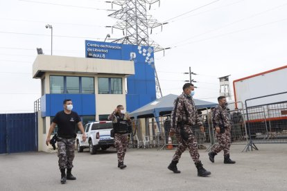 Sobre el techo de uno de los pabellones se habría formado un orificio tras el estallido. No se reportan heridos ni daños mayores.