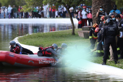Las unidades de emergencia se demoraron cerca de dos horas en extraer el cuerpo de la laguna.