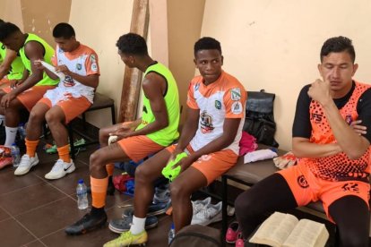 Con la Biblia y en oración los muchachos del Santa Elena - Sumpa esperan un milagro.