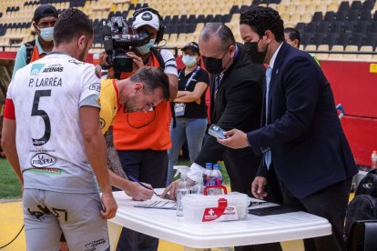 El duelo entre Barcelona y Deportivo Cuenca no se pudo disputar, por la ausencia de los árbitros.