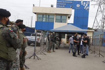 Militares resguardan el centro carcelario de máxima seguridad de Guayaquil.