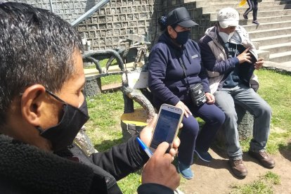 Los hermanos de la víctima miraban las últimas fotos en vida de Juan.