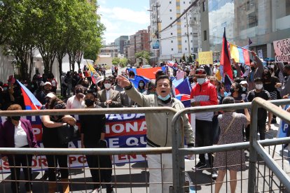 Decenas de personas realizaron protestas  en contra de la gestión de Jorge Yunda, afuera de la Corte Constitucional.