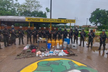 Los uniformados hallaron 85 municiones de calibre 5.56, ropa de tipo militar, materiales de intendencia, cargadores de radios de comunicaciones.