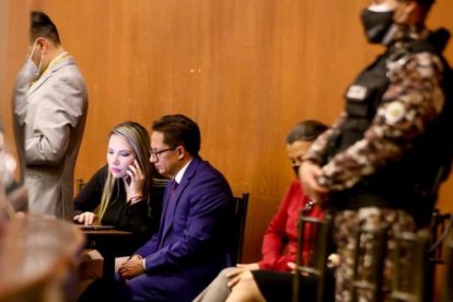 Carrión se reunió en la Asamblea con su esposa Priscila Schettini bajo la atenta mirada de los agentes penitenciarios