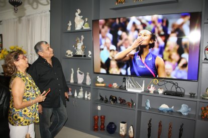 Los abuelos de Leylah Fernández viéndola en el US Open desde Salinas.