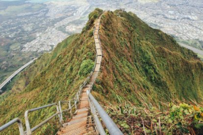 La  escalera en medio del impresionante paisaje de las islas hawaianas
