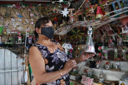 Ligia Larco hace manualidades con material reciclado. Tiene un taller en su terraza.
