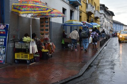 Las ventas ambulantes se toman las veredas de la calle a partir de las 14:00.