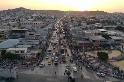 La parte comercial de la Casuarina tiene una extensión de 3.7 kilómetros. Los negocios callejeros predominan hasta la cuadra novena y se reavivan en la cuadra 24 hasta el ‘Canal de la Muerte’.