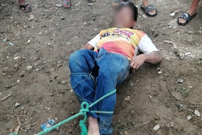 El padre de la menor de edad ató los pies del hombre.