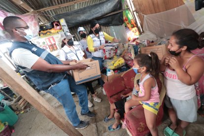 Sofía y su hija Natasha están felices de recibir kits alimenticios, vitamínicos, higiénicos y con ropa.