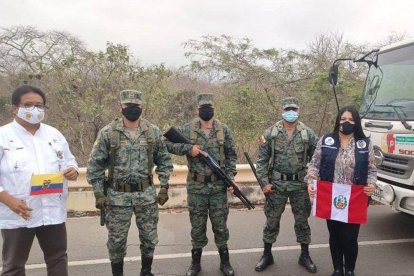 Instantes en que el lote de vacunas arriba al Perú. Miembros de las Fuerzas Armadas ecuatorianas custodiaron la carga.