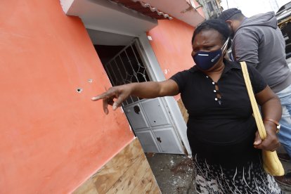 Los familiares de Arturo Rodríguez mostraron algunas marcas de los tiros y contaron que no sabían cómo conseguir dinero para el sepelio.