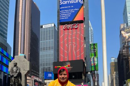 Ronald Mestanza es el Chapulín de Times Squar en Nueva York.